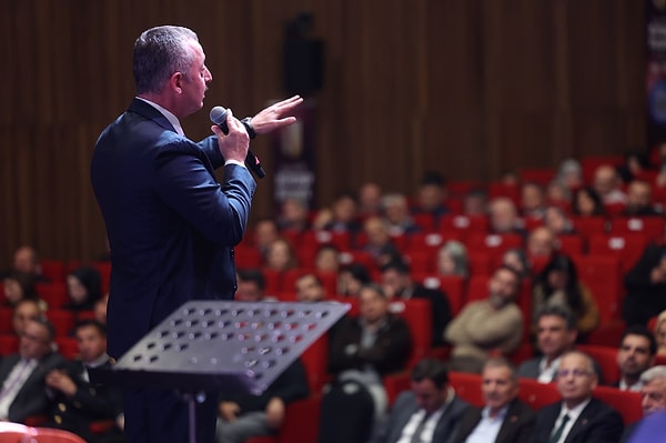 Hocam, akademik hayatınızı ekonomik krizler ve kriz yönetimi üzerine kurdunuz; yani tarihe çoğu zaman rakamların, grafiklerin içinden baktınız. Peki rakamların bittiği yerde edebiyat devreye girdiğinde tarih size nasıl görünüyor? Bir iktisatçının gözüyle 'tarihin edebiyatı' ne demek?