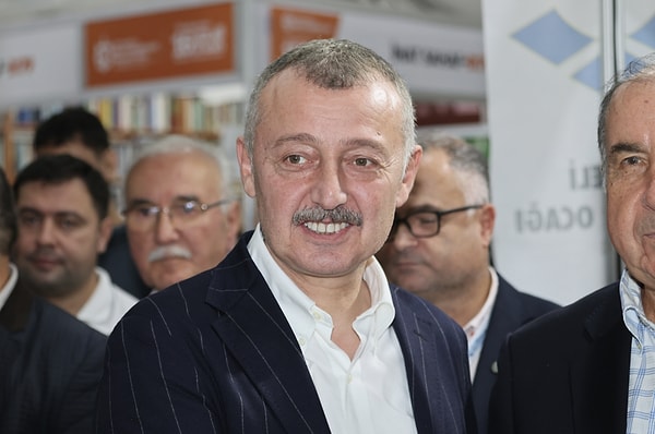 Fuarın açılışında 'Dil, soyut vatanımızdır' dediniz. Bu cümle bir belediye başkanının ağzından çıktığında somut bir politikaya nasıl dönüşür? Kocaeli'de Türkçeyi, şehrin dilini ve yerel ağızları korumak için neler yapılıyor?