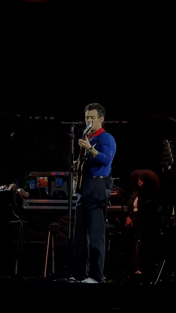 Before the song began, the performer addressed the audience.