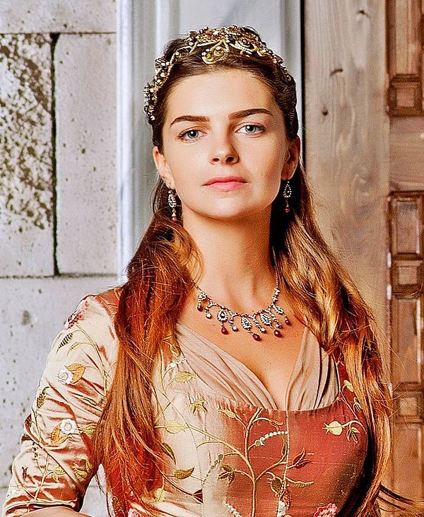 Hayatımıza Kavak Yelleri'nin Aslı'sı olarak giren Pelin Karahan, yıllar içinde birbirinden farklı projelerde karşımıza çıksa da özellikle iki karakteriyle hafızalarımıza kazınan oyunculardan biri.