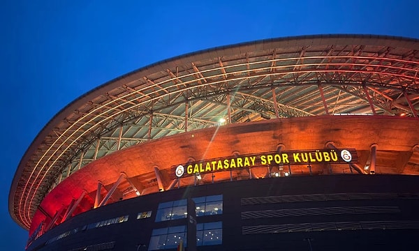 Sosyal medyada RAMS Park'ta çatlak iddiası dolaştı.