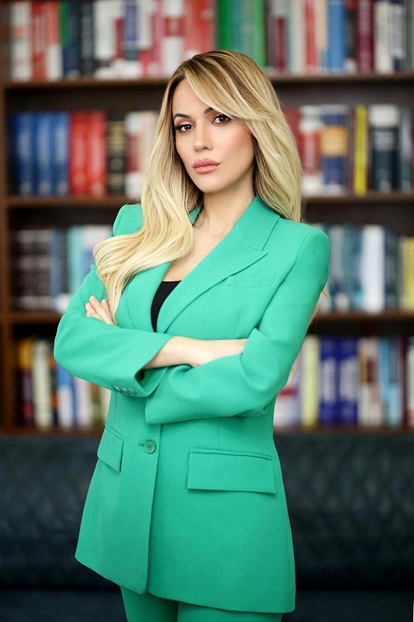 Tuğyan'ın kızı Azra, annesinin yaramazlık yaptığı için küçük bir ceza aldığını sanıyor.