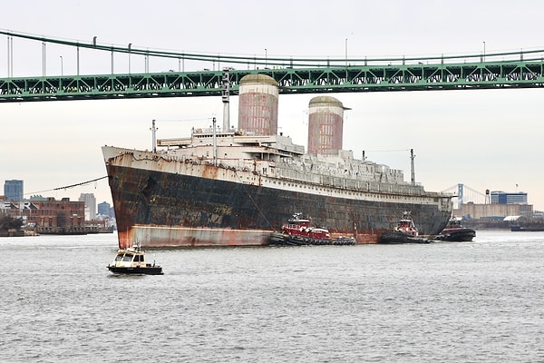 1952'de hız rekoru kıran SS United States, 1969'da seferlerden çekildikten sonra yıllarca Philadelphia'da demirli kaldı.