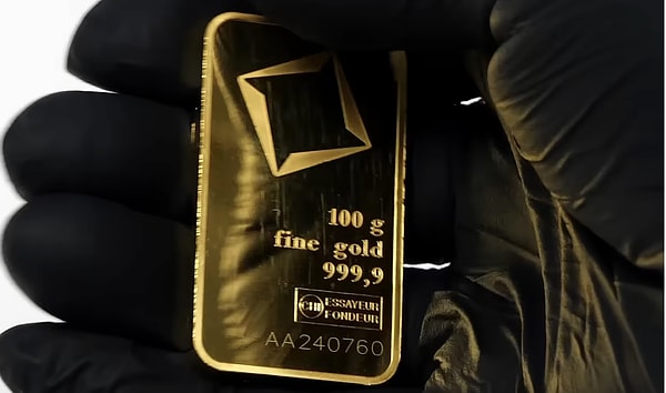 Proje için 100 gramlık bir altın külçesi aldı.
