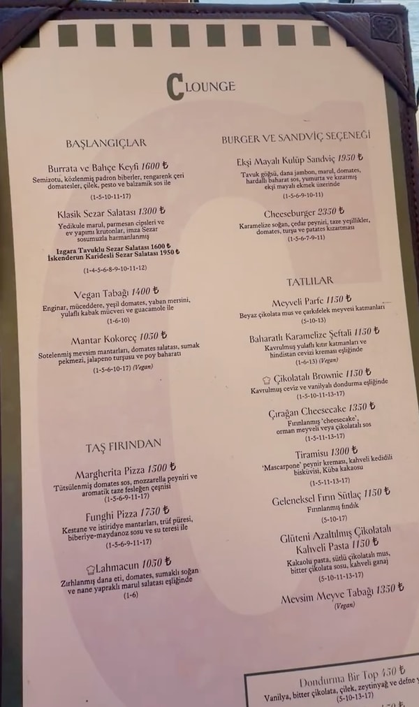 Videoya esprili bir dille "Çırağan Sarayı’na nasıl gelinir? Kredi çekip gelin!" sözleriyle başlayan içerik üreticisi, mekâna rezervasyonsuz geldiklerini ve yoğunluk nedeniyle denize sıfır konumdaki açık alan kafesine yönlendirildiklerini belirtti.