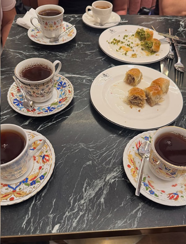 Gezinin ardından baklava ve çay molası verdi, paylaşımında Türk bayrağını kullandı.