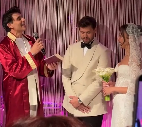 Dokuz yıllık sevgilisi Merve Küsmenoğlu ile evlenen Onat, uzun soluklu ilişkisini nikah masasına taşıdı.