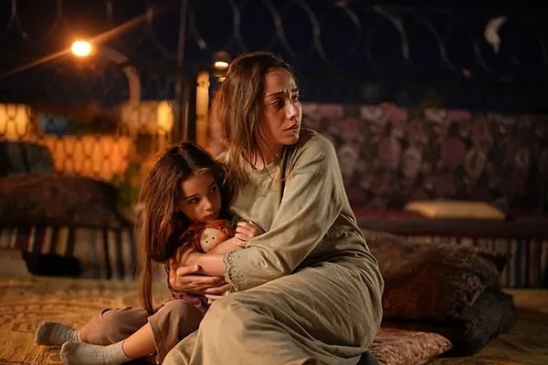 Eda Tezcan ve Selda Akın'ın yazdığı Sevdan Bir Ateş, ilk bölümüyle reytinglerin zirvesine yerleşmişti.