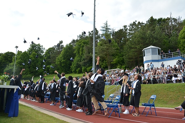 Üniversite diploması ve iyimserlik kişinin kendini daha çekici bulmasıyla ilişkili çıktı
