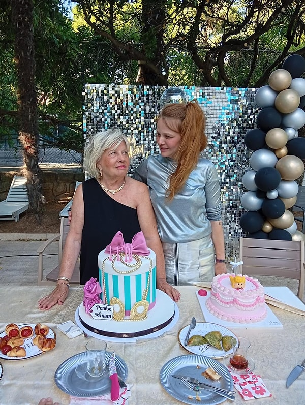Annesinin beynine pıhtı atması nedeniyle günlerdir hastanede olan Naz Elmas, yaptığı açıklamayla son durumu duyurdu. Ünlü oyuncunun sözleri, endişelenen sevenlerine de bir nebze olsun rahat nefes aldırdı.