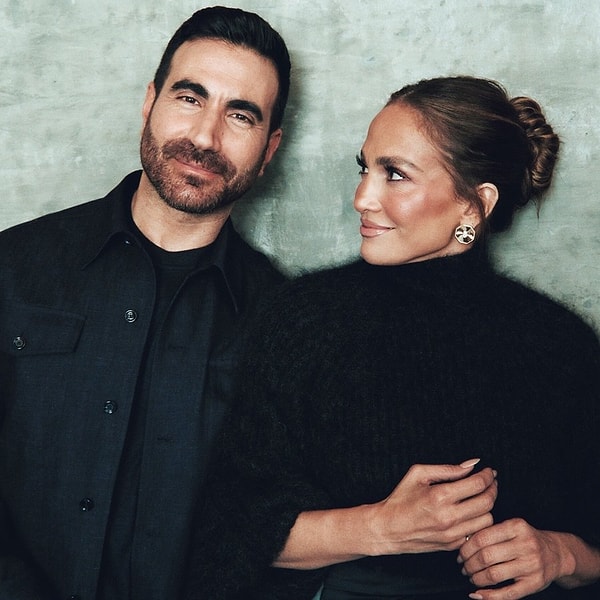 Jennifer Lopez'in yeni gözdesinin Office Romance filmindeki rol arkadaşı Brett Goldstein olduğu iddia edildi.