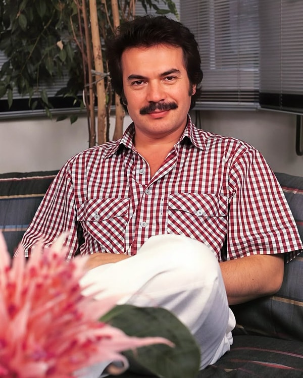 Türk müziğinin en büyük ustalarından Orhan Gencebay, yalnızca şarkılarıyla değil, kendine özgü müzik anlayışıyla da nesillerin hafızasında yer etmiş bir isim!