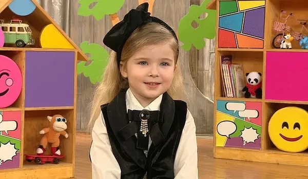 Demirbilek, aradan geçen yıllarda oyunculuk eğitimi aldı ve çeşitli projelerde yer aldı.