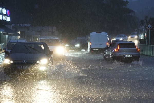 Meteoroloji uzmanı İstanbul'da etkili olacak fırtınanın saatini verdi.
