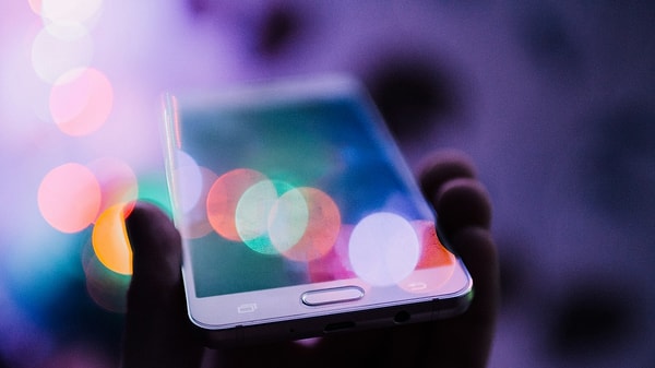 Telefonda Geçirilen Fazladan 30 Dakika Uykudan Yaklaşık 13 Dakika Eksiltiyor