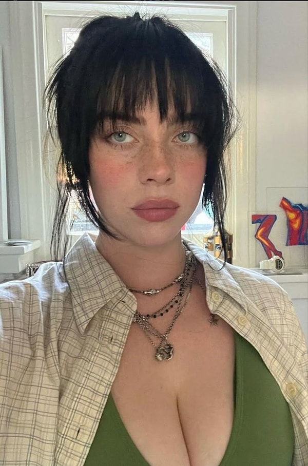 Billie Eilish, yalnızca şarkılarıyla değil, kendine has tarzı ve yıllar içinde geçirdiği imaj değişiklikleriyle de gündemden düşmeyen isimlerden.