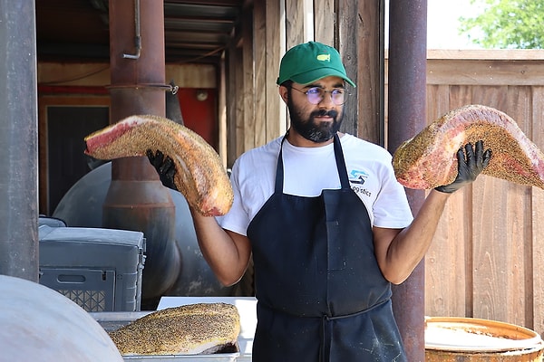 Bahçede arkadaşları için brisket pişirerek başladı.