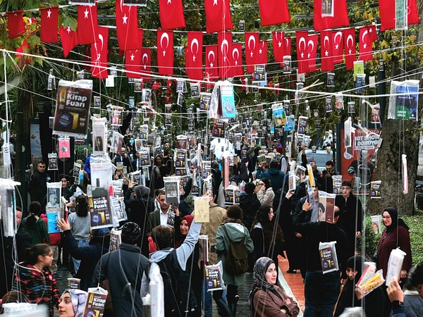 Söyleşi bittiğinde zihnimde en uzun yankılanan cümle şu oldu: “Çocuk savaşın teorisini bilmez. Soğuğu bilir.”