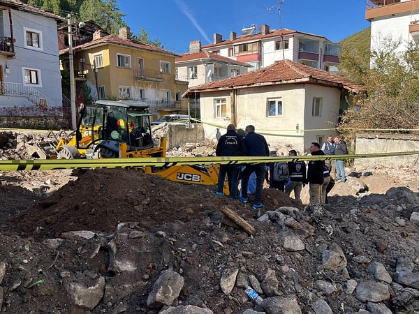 Yaklaşık 2 metre derinlikte beton dökülmüş bölümde insan kemikleri, diş kalıntıları ve bir balta bulundu.