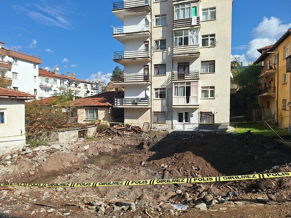 Kaybının ardından boş kalan 3 katlı müstakil evde çıkan yangının birden fazla noktada kundaklama sonucu başladığı belirlendi.