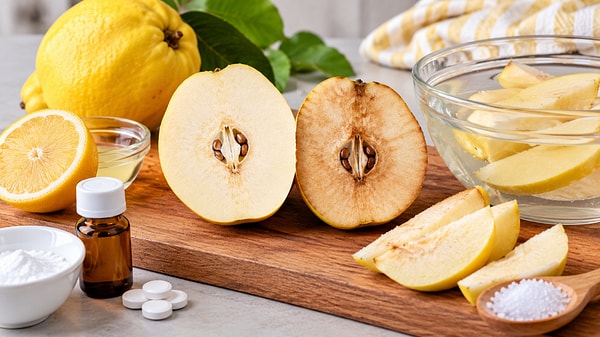 Limon suyu, meyveyi asidik bir ortamda tutarak kararmayı yavaşlatıyor.