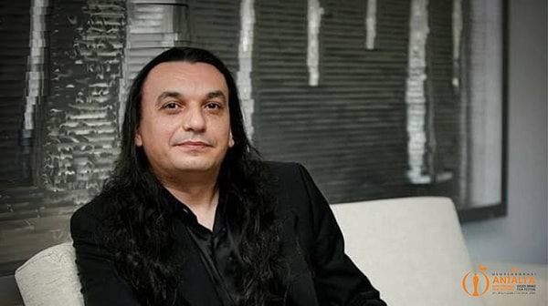 Gökhan Kırdar, Kurtlar Vadisi'nin kültleşen müziklerinden Yerine Sevemem'e uzanan bir kariyerin sahibi.
