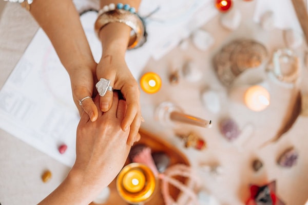 Z kuşağının %19'u Etsy ve TikTok gibi platformlarda aşk büyüsü için para ödedi.