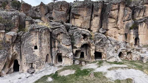 Vadinin sembol yapısı Kilise Camii, çevresinde ise freskleriyle bilinen onlarca kaya oyma ibadethane bulunuyor.