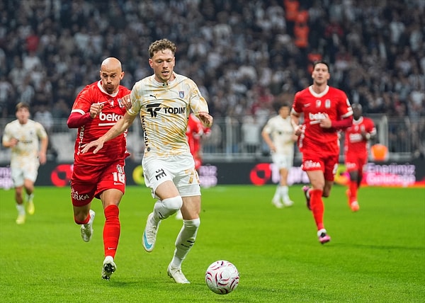 Beşiktaş ilk yarıda her şeyi yaptı golü bulamadı.