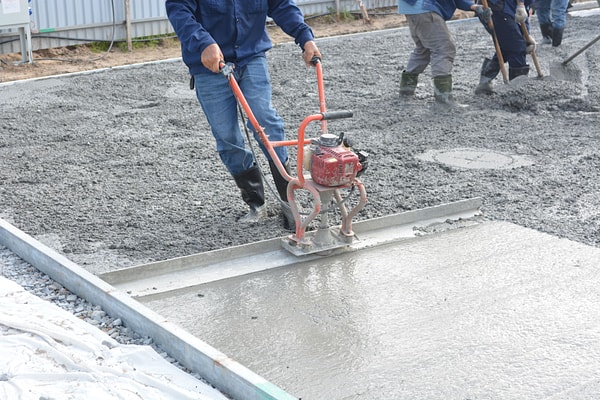 Kahveli beton laboratuvardan çıkıp kaldırımlara döküldü