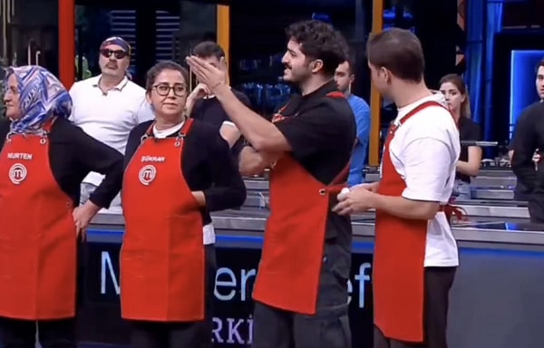 Muhammed'in "Terbiyesizsin" çıkışına Tolğa, gülmeye devam ederek "Üstüme yürü. Dövecek misin?" diye karşılık verdi.