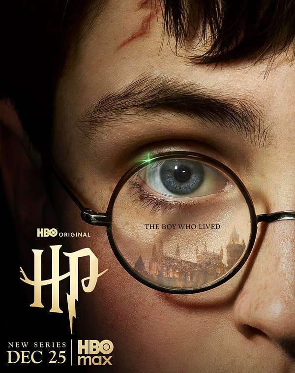 Harry Potter dizisinin ilk afişinde Harry'nin gözlüğüne yansıyan Hogwarts ve yara izi dikkat çekiyor.