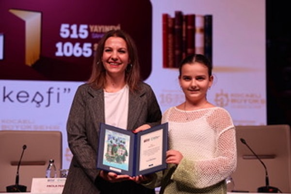 Siz de Mafalda gibi Stargardt hastalığıyla yaşıyorsunuz. Kendi deneyiminizi bir çocuk kahramanın gözünden anlatmak sizin için nasıl bir süreçti?