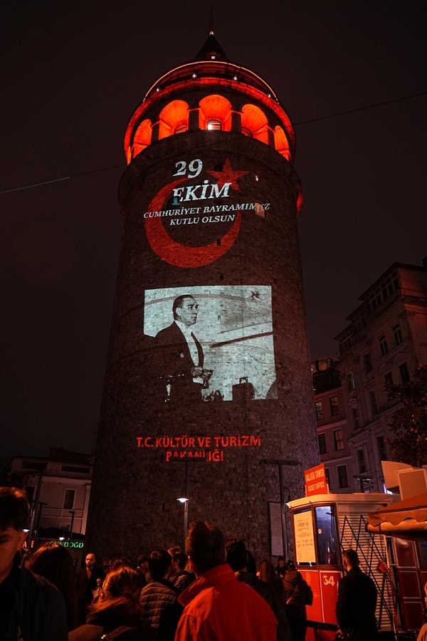 Galata Kulesi, yaklaşık yedi asırdır İstanbul siluetinin en tanıdık yapılarından biri olarak ayakta duruyor.