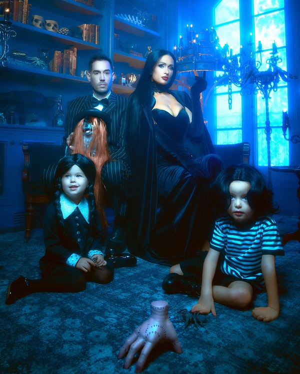 2. Paris Hilton - Addams Ailesi
