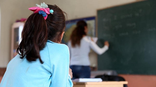 Verilecek kınama cezaları öğretmenlerin sicil dosyasında 5 yıl boyunca kalacak. Taslakta öğrencisine kötü örnek olabilecek davranışlarda bulunan öğretmenlere yönelik de disiplin hükümleri yer alıyor.