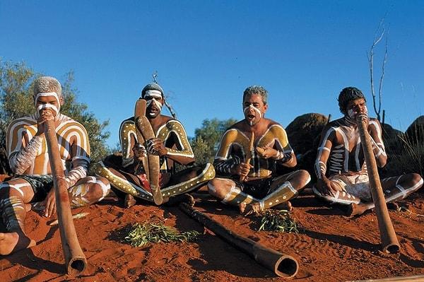 Aborjinlerin geleneksel müziği, dünyanın en eski müziklerinden biri olarak kabul ediliyor. Didgeridoo adı verilen bir çalgı, geleneksel aborjin müziğinde önemli bir yer tutuyor.