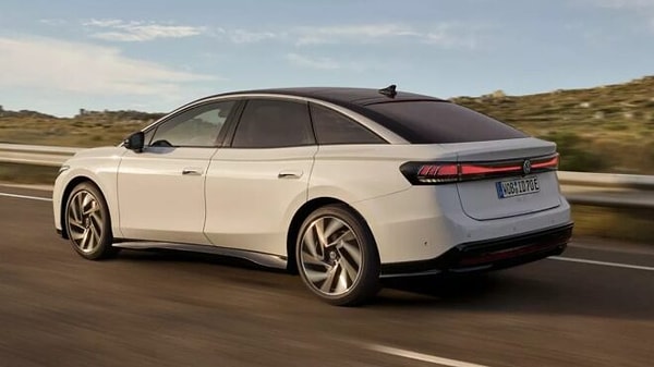 Yeni araç, "Travel Assist" isimli otonom sürüş teknolojisi sayesinde birçok park işlemini tek başına yapabiliyor. Sadece bununla kalmayan otomobil, yol hafızası sayesinde 50 metreye kadar girdiği park alanlarından yine tek başına çıkabiliyor.