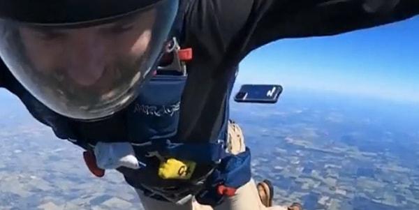 Hatton Smith isimli bir paraşütçü 4 kilometreyi aşkın bir yükseklikten yaptığı atlayışta cebinde taşıdığı iPhone model telefonunu düşürdü.
