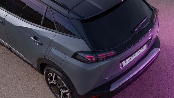 Tasarım tarafında oldukça modernleşen yeni 2008, birkaç ay içerisinde ülkemize ayak basacak. Fiyat konusunda resmi bir açıklama olmasa da yeni aracı satın almak isteyen müşterilerin 1 milyon TL'yi gözden çıkarması gerecek gibi görünüyor.