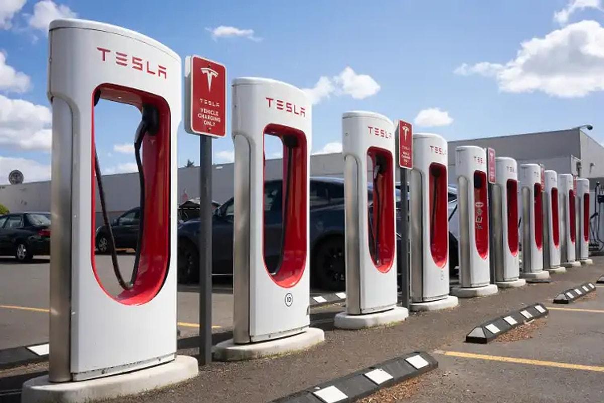 ABD ve Kanada'da sayıları 12 bini geçen ve mobil uygulama aracılığıyla çalışan Tesla Supercharger istasyonları sayesinde otomobillerini daha hızlı şarj edecek Ford, bu eylem için şarj üniteleri ve otomobilleri ile uyumlu yeni bir adaptör üretecek.