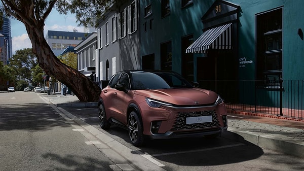Lexus LBX, Bu hibrit motoru sayesinde 0-100 km/s hızlanmasını 9.2 saniyede gerçekleştirebiliyor. Sınıfına göre makul bir hızlanmaya sahip olan araç, Lexus E-Four isimli sürüş seçeneği ile en çetin yollarda bile rahat bir kullanım sunuyor.