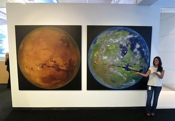 Durum öyle ki, Ünlü CEO'nun ofis koridorunda Mars'ın şu anki yaşanmaz hali ile gelecekte insanlar tarafından işlenen ve Dünyamıza oldukça benzeyen Yeni Mars gezegeninin tabloları bulunuyor.