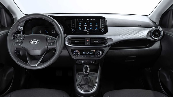 Hyundai i10, yeni iç mekan özellikleri ile de kendini fark ettiriyor. Cep dostu araç, eski modelde bulunmayan yeni bir dijital panele ve güçlü ışıklandırma sistemine ev sahipliği yapıyor. Hyundai i10, yeni iç mekan özellikleri ile de kendini fark ettiriyor. Cep dostu araç, eski modelde bulunmayan yeni bir dijital panele ve güçlü ışıklandırma sistemine ev sahipliği yapıyor.