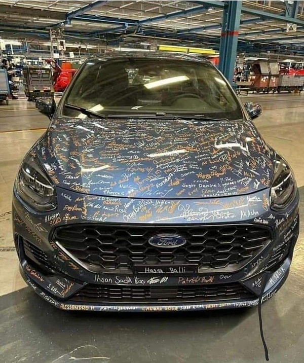 Ford'a ait Almanya, Köln merkezli bir tesiste üretildiği söylenen son Fiesta, fabrikada çalışan kişilerin imzaları ile kaplandı.