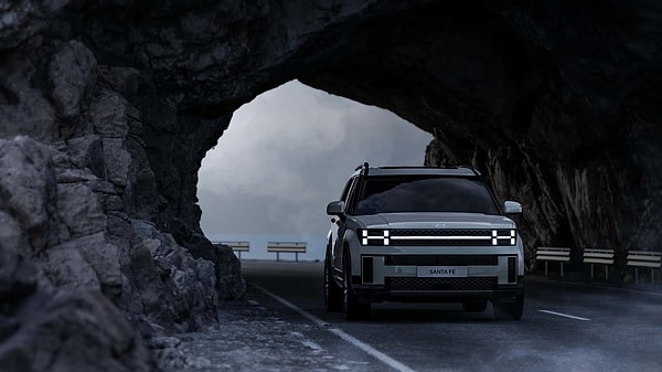 Çoğu kişiye göre, yenilenen tasarımıyla çok daha karizmatik bir görünüme erişen 2024 Hyundai Santa Fe, bu yıl ağustos ayında düzenlenecek sanal lansman ile resmi olarak tanıtılacak.