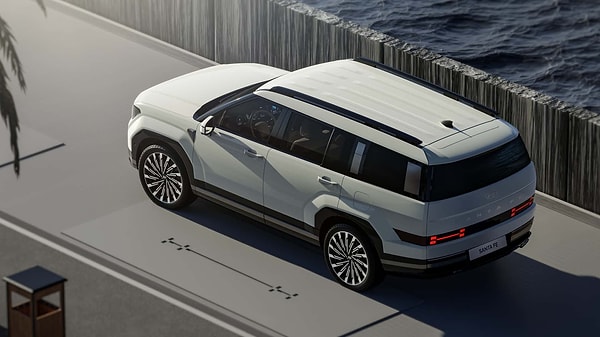 Yeni Santa Fe, dingil mesafesi ile beraber büyütülen yapısını yüksek tavan ve 21 inç jant detayları ile daha da heybetli gösteriyor.