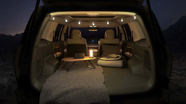 Neredeyse küçük bir ev hissi verecek kadar geniş ve refah otomobil, bu özelliğini ikisi katlanabilir üçlü koltuk dizilimine ve düz bagaj kapağına borçlu.