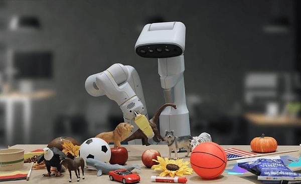 Firmanın yeni dil modeli ile eğitilen robotları, söz konusu yeteneği sayesinde neredeyse tüm basit ev işlerini kolayca yapabilme potansiyeline sahip.