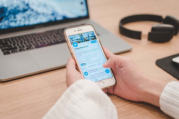 Twitter Blue üyeleri, şimdilik sadece platformun web sitesinde bulunan şartlara uygun videoları, içeriğin sağ üst köşesinde bulunan "..." simgesi üzerinden kolayca indirebilecek.